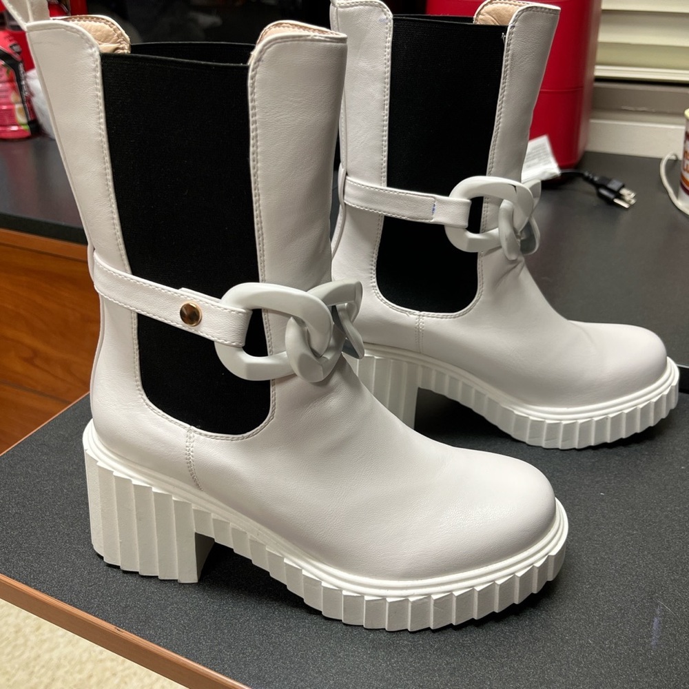 Azalea White Boots with Chain Buckle